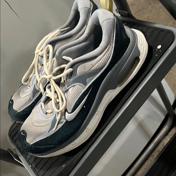 Nike Gray and White Athletic Shoes Modern Design - Picture 4 of 5